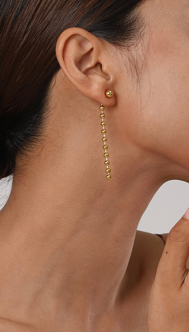 Gold stud with tail