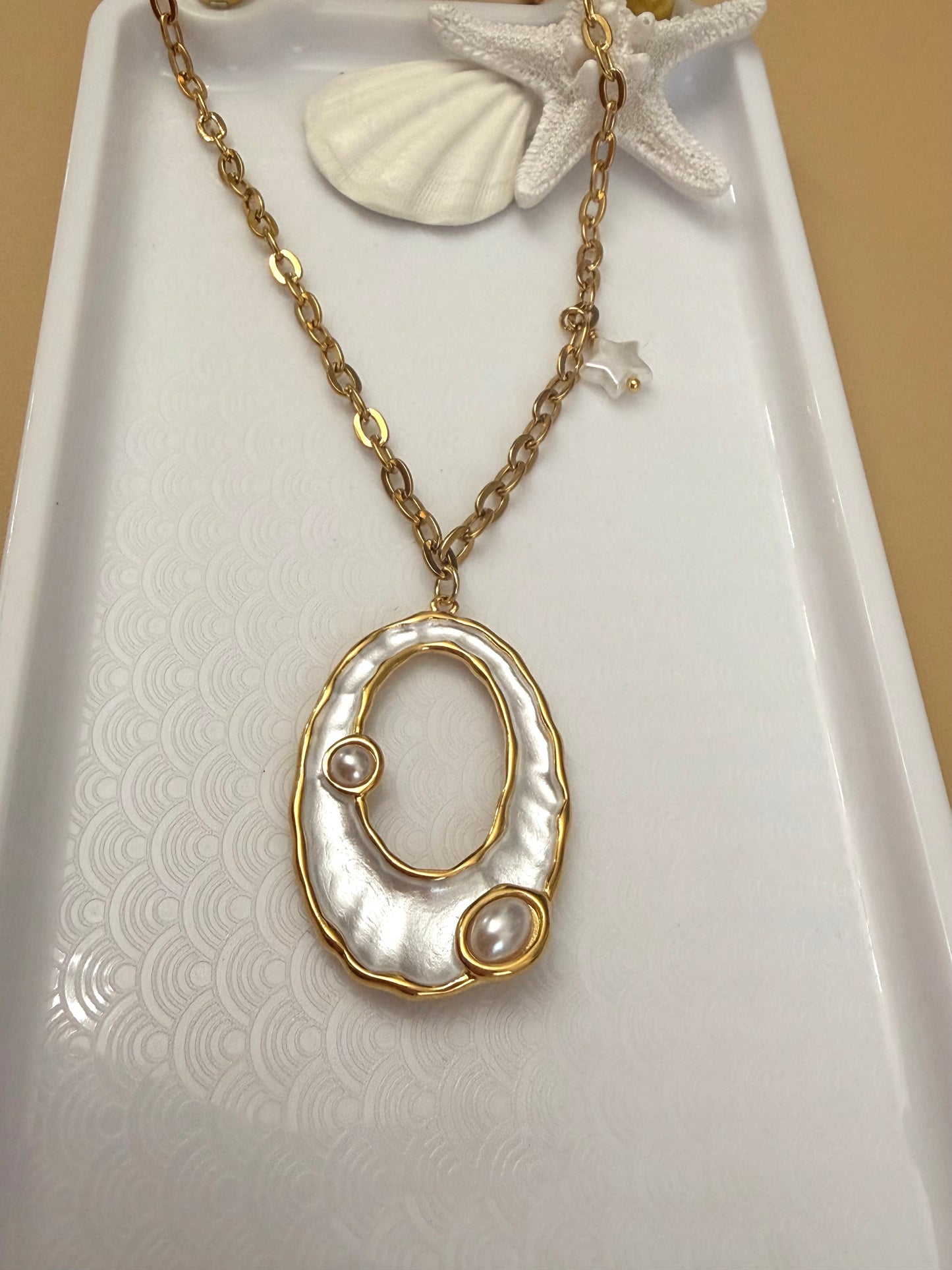 Arena blanca necklace