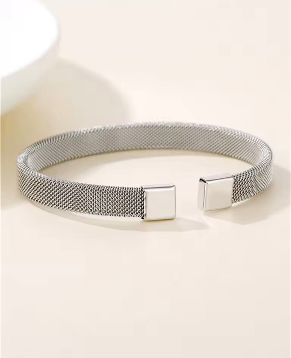 Trama cuff