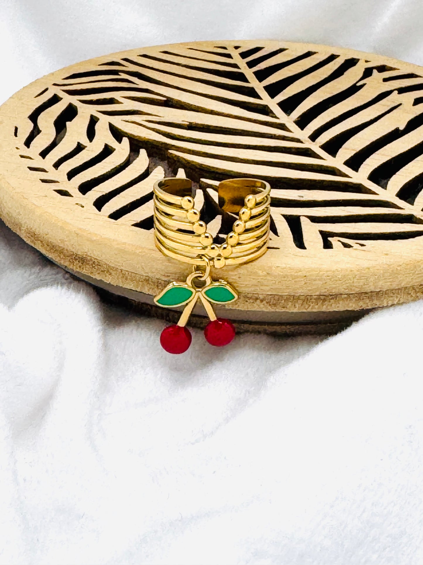 V ring with cherries