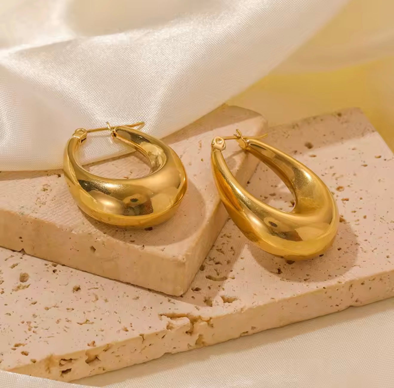 Teardrop gold earrings
