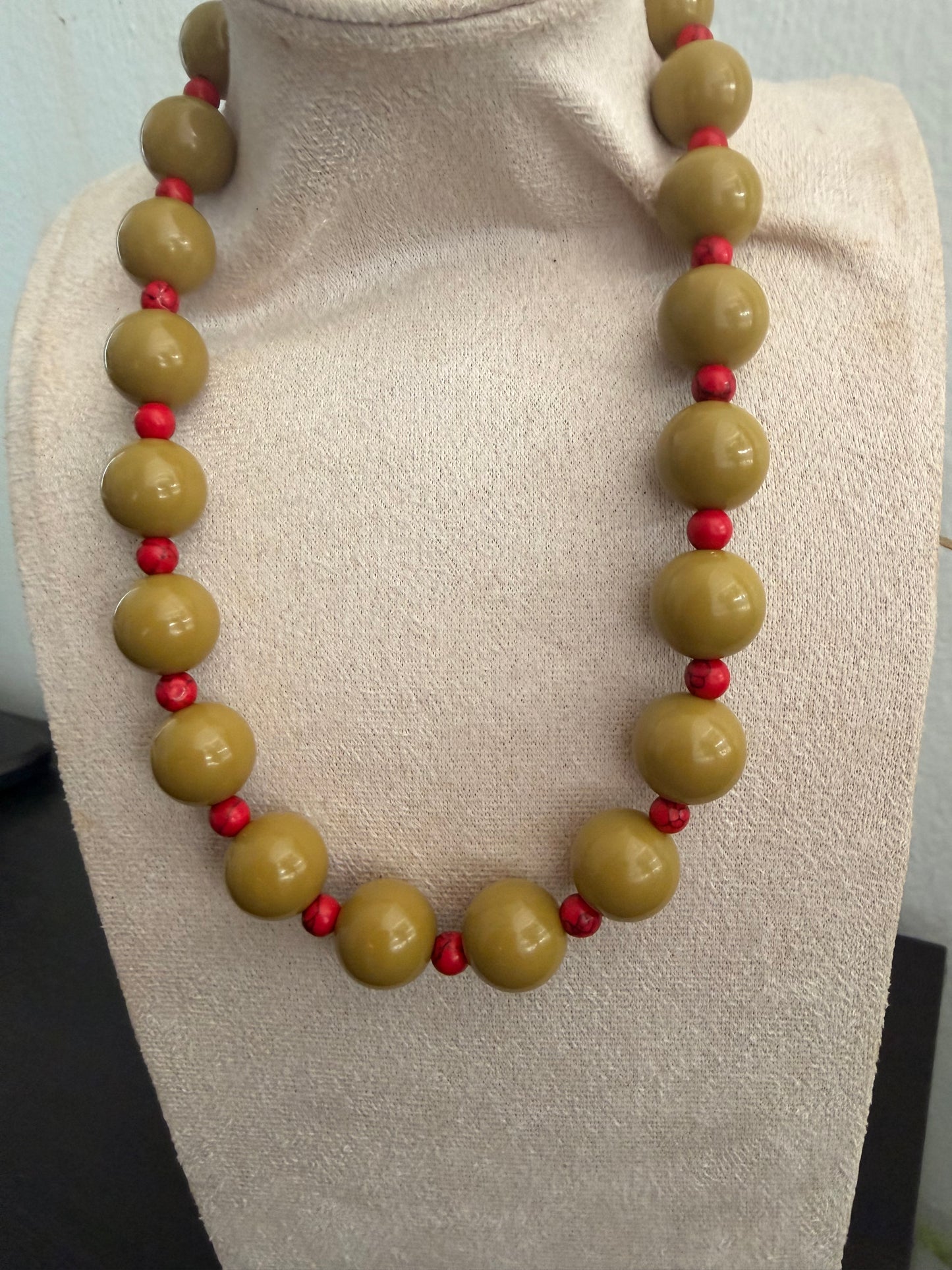 Olive contrast necklace
