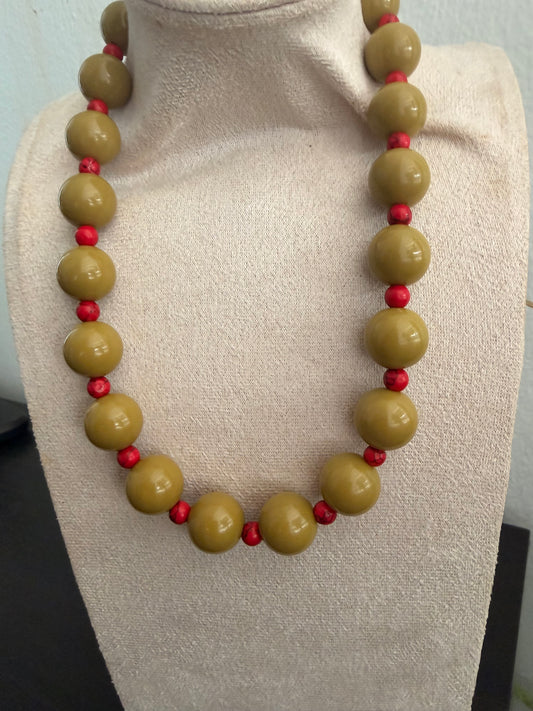 Olive contrast necklace