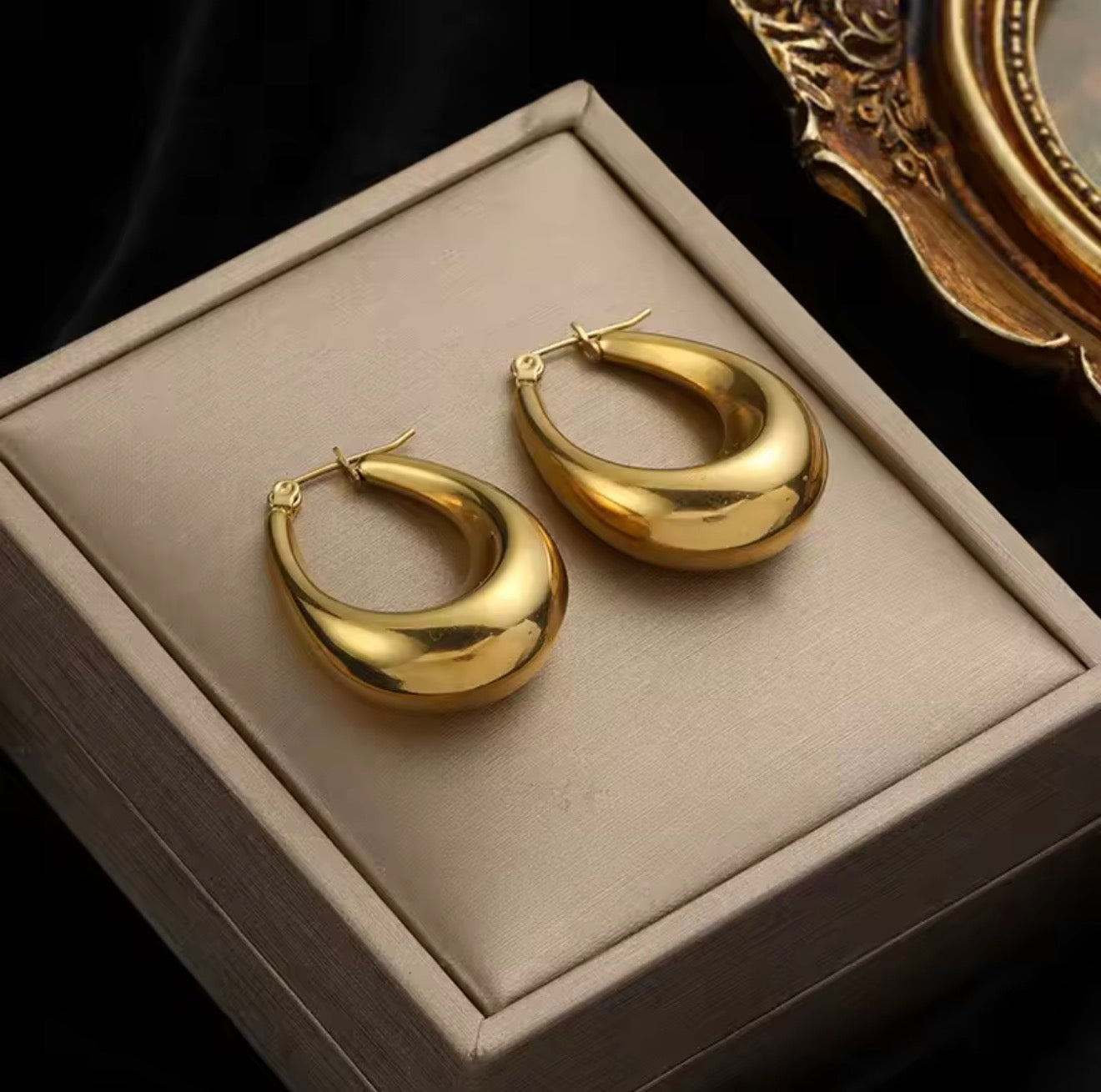 Teardrop gold earrings
