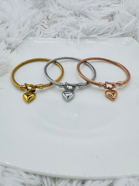 Closed heart bangle