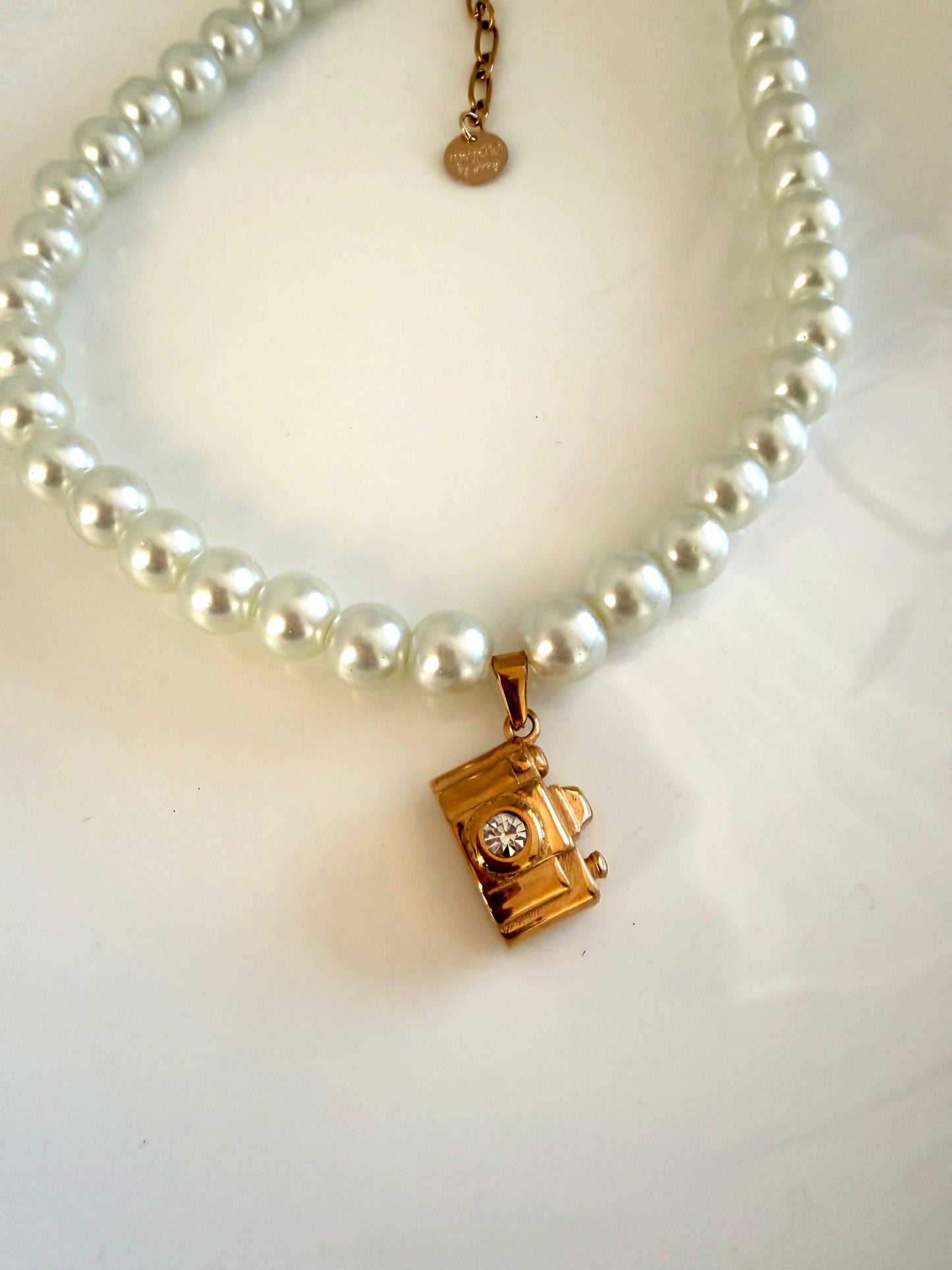 Flash with pearls necklace