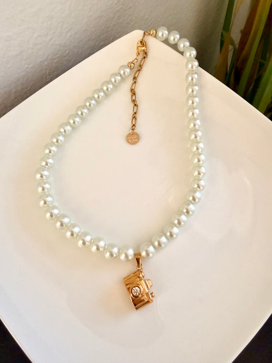 Flash with pearls necklace