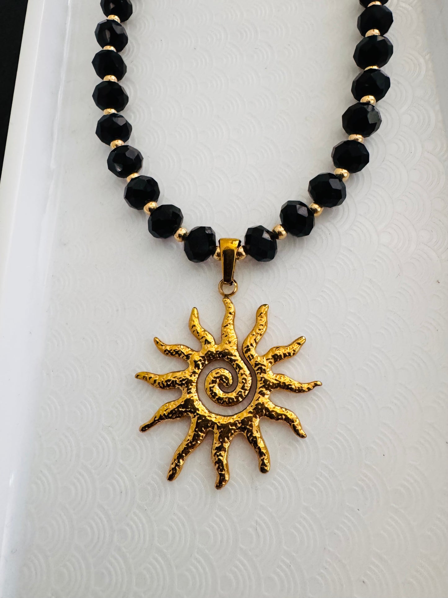 Sol nocturno necklace