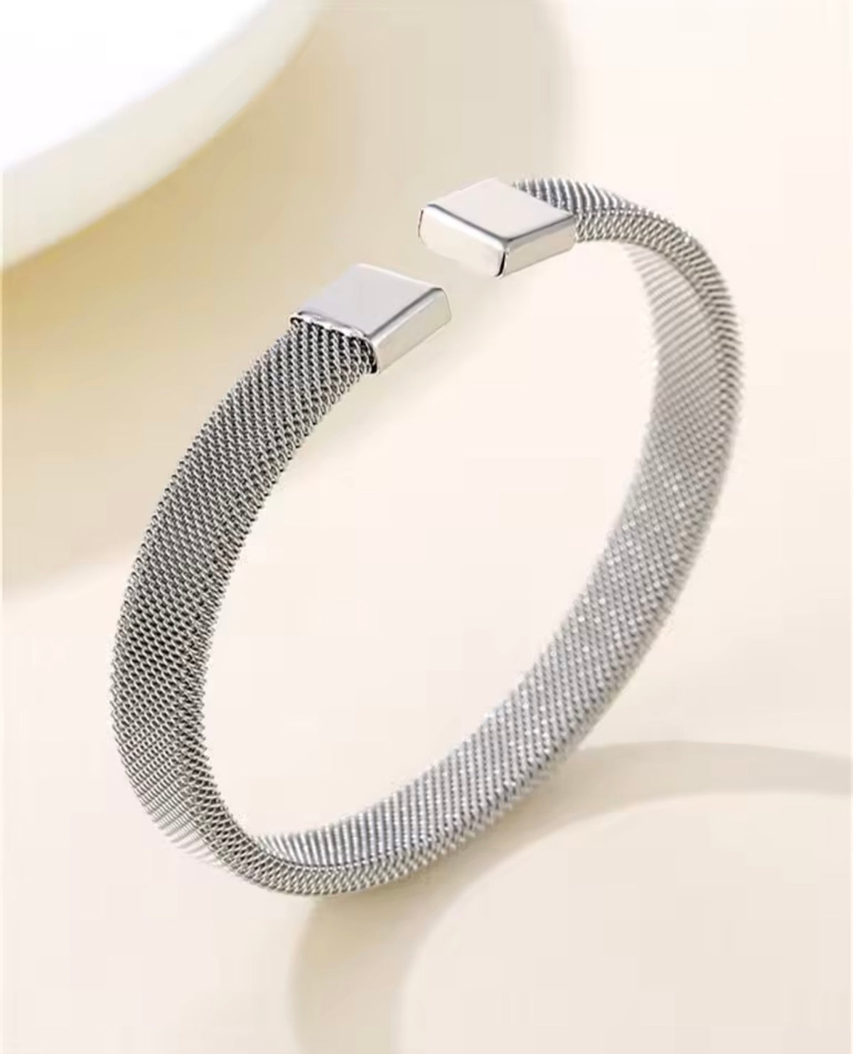 Trama cuff
