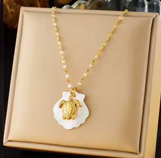 Turtle in nacar necklace