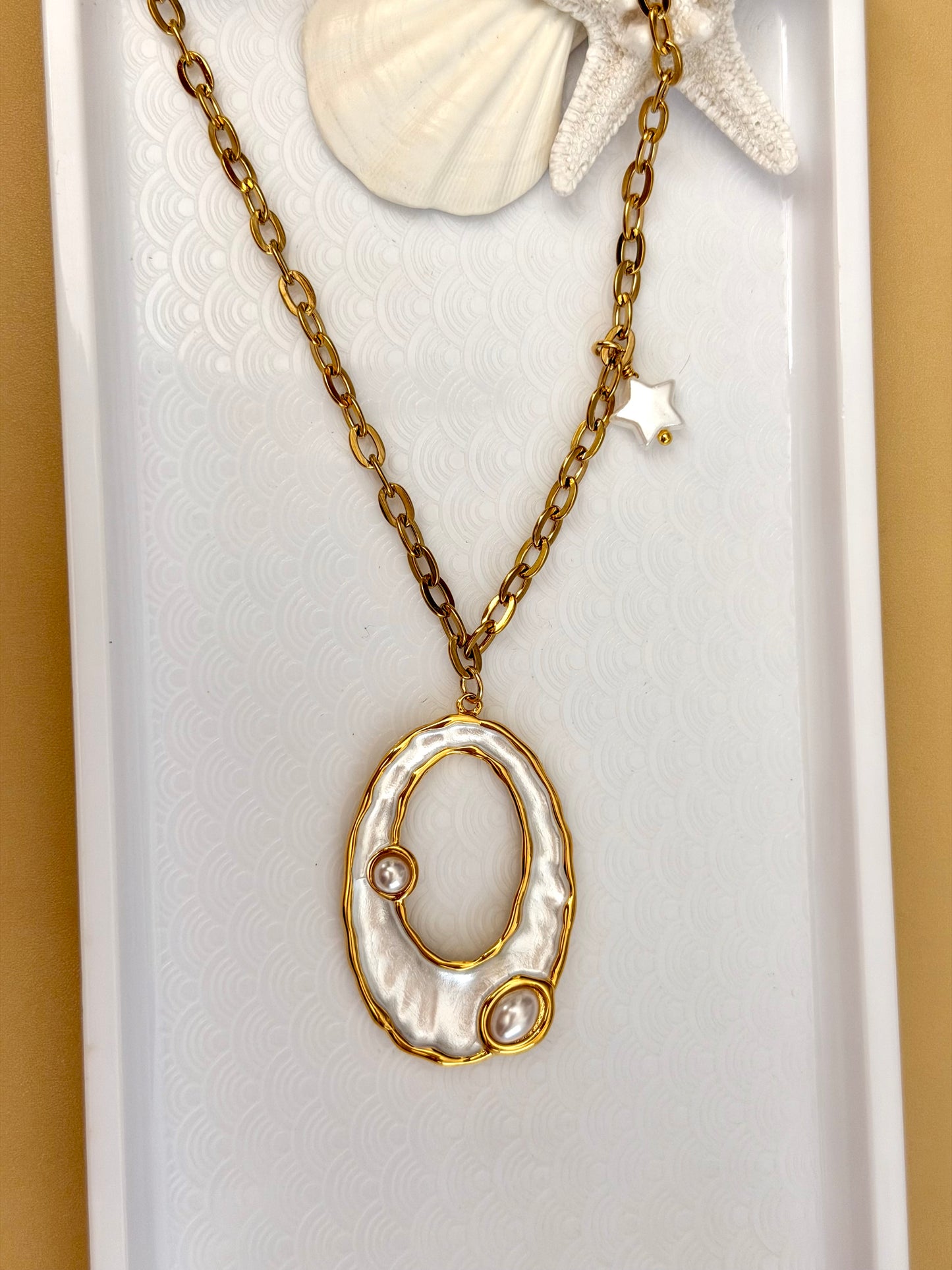 Arena blanca necklace